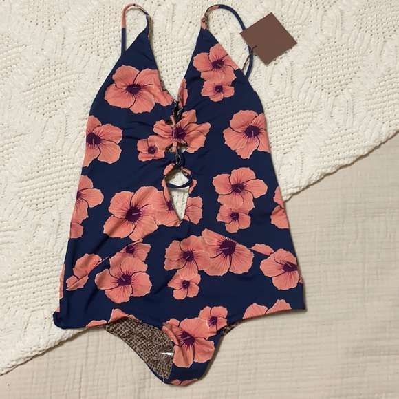 BNWT Acacia kokomo in hibiscus - Picture 1 of 4